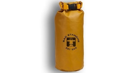 Guy Cotten, sac No 5, 100 litres, 65 euros ; sac No 0, 7 litres, 29 euros.