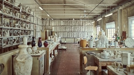 Dans la salle des sculptures, des centaines de céramiques, porcelaines et chefs-d’œuvre antiques se côtoient retraçant trois cents ans d’histoire de la manufacture florentine.