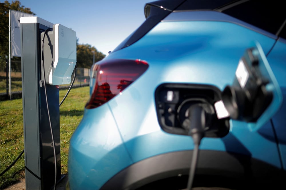 Une borne de recharge renault wallbox est utilisee par une voiture hybride renault captur chez un concessionnaire des sorinieres