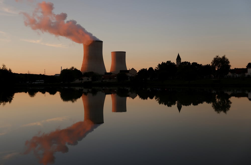 Une tour de refroidissement de la centrale nucleaire d'edf a civaux, en france