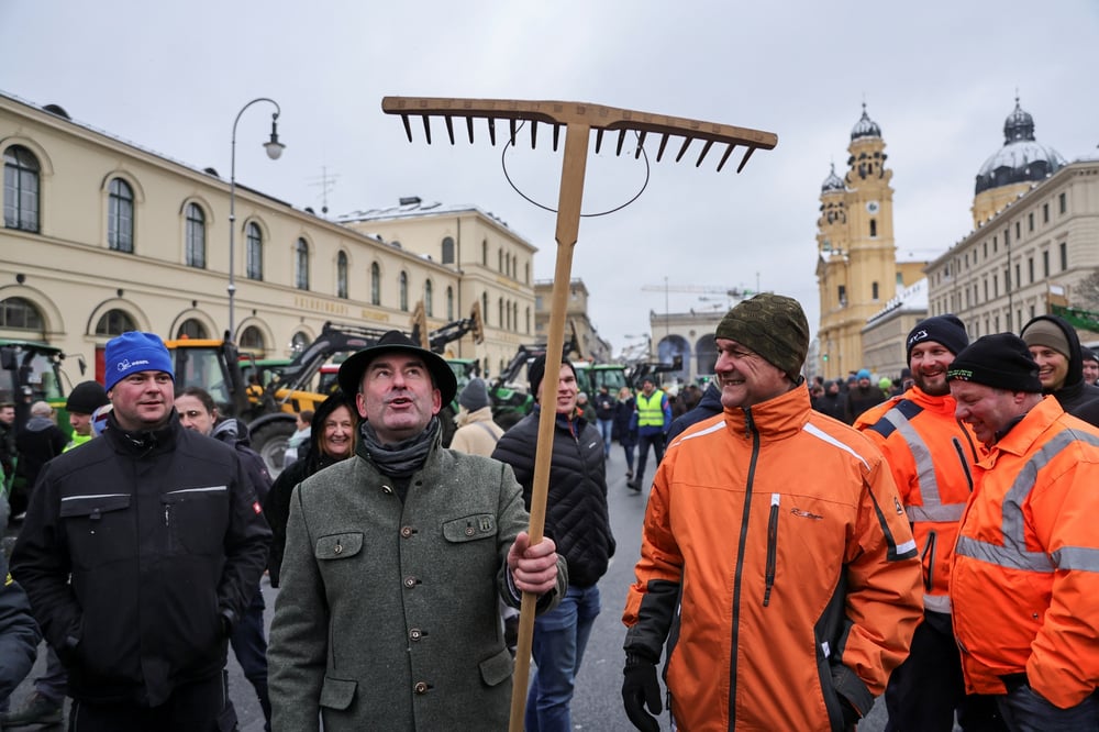 Les agriculteurs allemands participent a une manifestation contre la reduction des subventions fiscales accordees aux vehicules