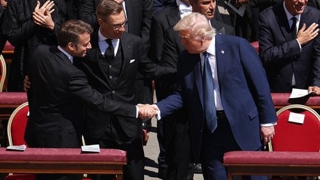 Donald Trump et Emmanuel Macron se serrent la main aux funérailles du Pape François