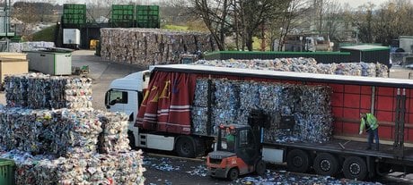 Les nouveaux emballages plastiques arrivent en balles de un mètre cube.