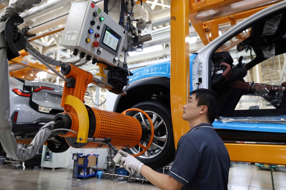 Un employe travaille dans une usine a hefei, en chine