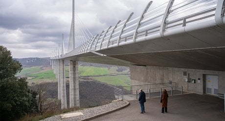 Dans la série, le cadavre de Paul Gasteuil est découvert portant un masque de diable près du viaduc de Millau.