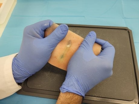 Application du produit Cohésives sur une peau artificielle