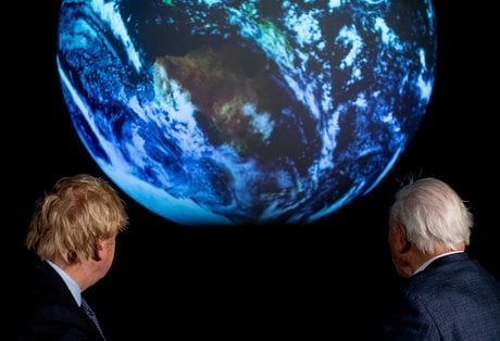 Le premier ministre britannique Boris Johnson (à g.) durant une conférence sur la COP26, au Science Museum de Londres, le 4 février 2020