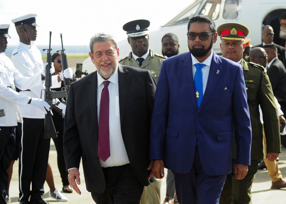 Le président guyanais Irfaan Ali arrive pour une réunion avec son homologue vénézuélien Nicolas Maduro, à Kingstown
