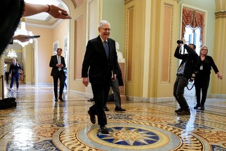 Mitch McConnell, chef de la majorité républicaine au Sénat, arrive pendant les négociations sur un plan de relance pour soutenir l'économie face à la pandémie de coronavirus
