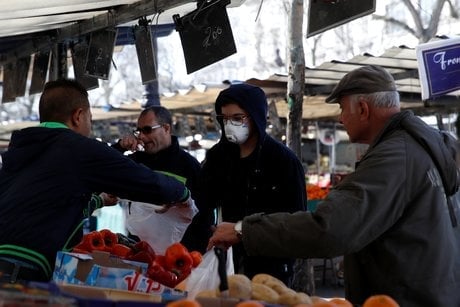 Coronavirus : des gens achètent des fruits et légumes au marché de Bastille, à Paris