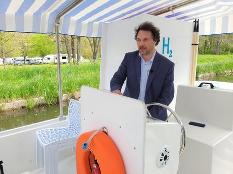 Alfred Carignant, dirigeant des Canalous pilote le bateau à hydrogène