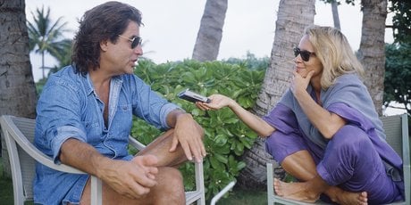 La journaliste avec Kirk Douglas, et en interview avec le producteur Jon Peters.