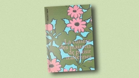 Un cahier retrouvé datant de 1929 rassemblant 36 recettes, traduit par l’autrice, qui les décrypte et les raconte, et enrichi de celle du tiramisu : « La Cuisine des maisons de plaisir italiennes –1929 », Alessandra Pierini, Les Éditions de l’Épure.