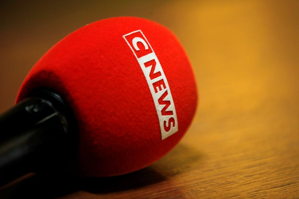 Le logo de cnews sur un micro