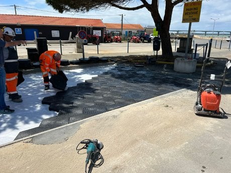, une dalle pèse seulement cinq kilos. Ce qui facilite le travail des poseurs.