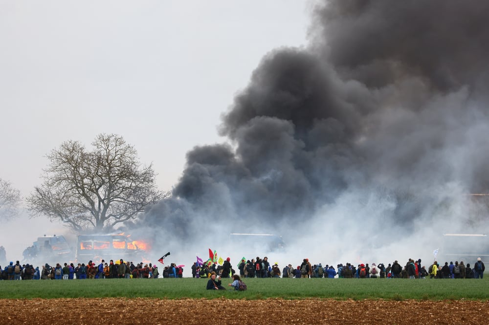 Un vehicule en feu lors d'une manifestation contre un projet de vaste reservoir de retention d'eau a sainte-soline