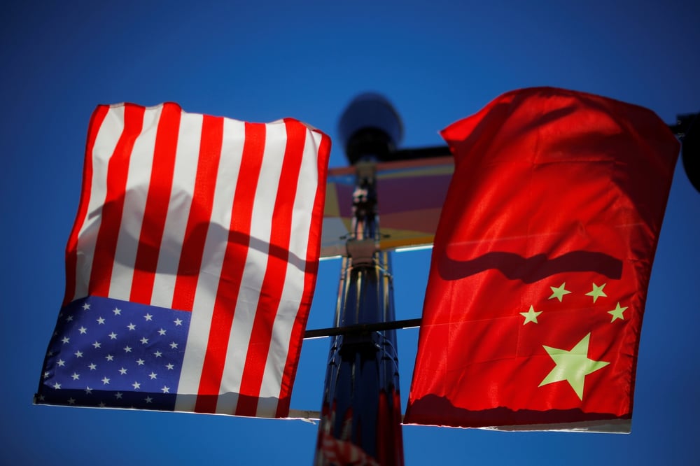 Les drapeaux des etats-unis et de la chine flottent a boston