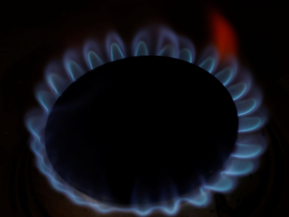 Des flammes sortent d'une cuisiniere a gaz
