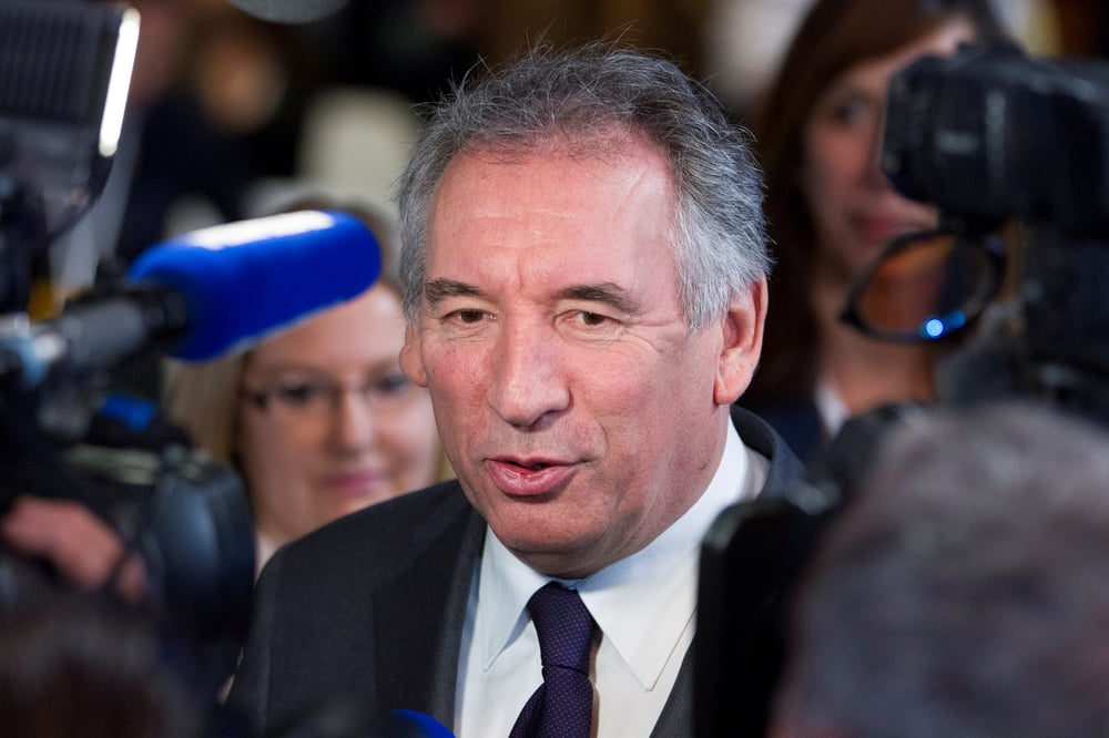 Francois bayrou propose une banque de parrainages pour la presidentielle