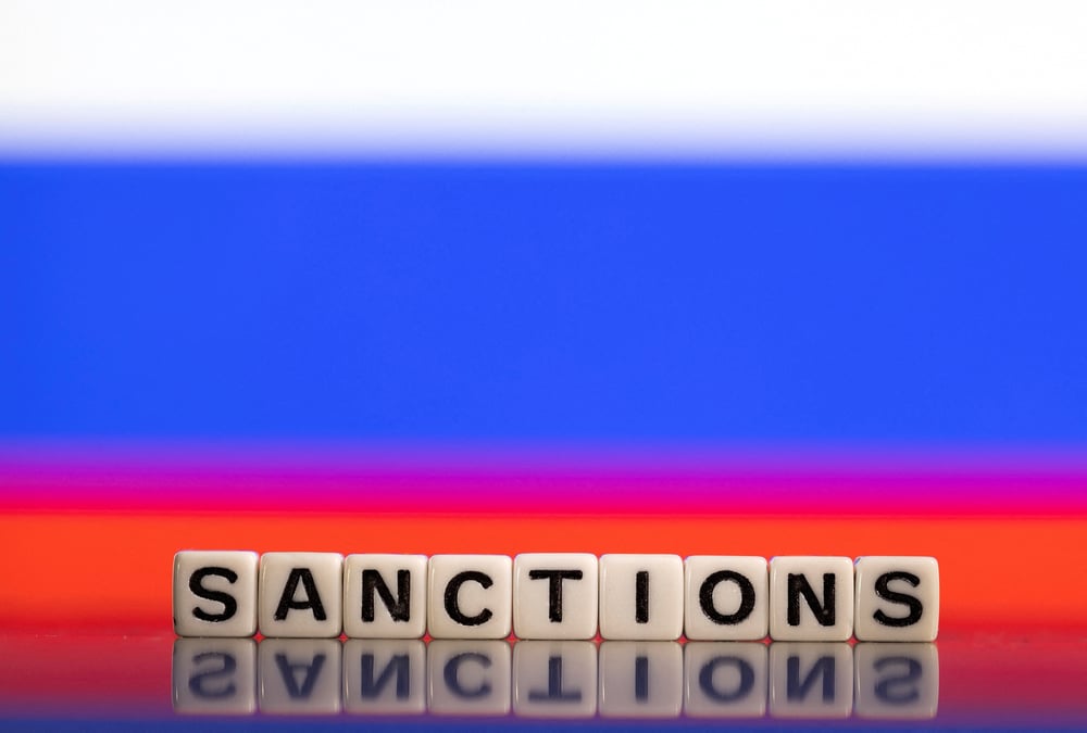 Illustration des lettres disant sanctions devant le drapeau russe