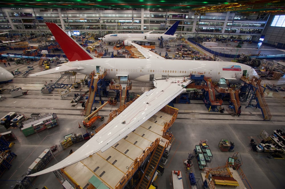 Des travailleurs en Caroline du sud s'activent sur un Boeing 787 Dreamliner, en décembre 2013