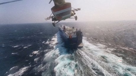 Un helicoptere militaire houthi survolant le cargo galaxy leader en mer rouge