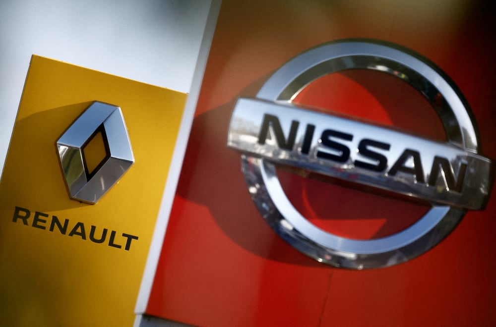 Photo d'archives: les logos des constructeurs automobiles nissan et renault a saint-nazaire
