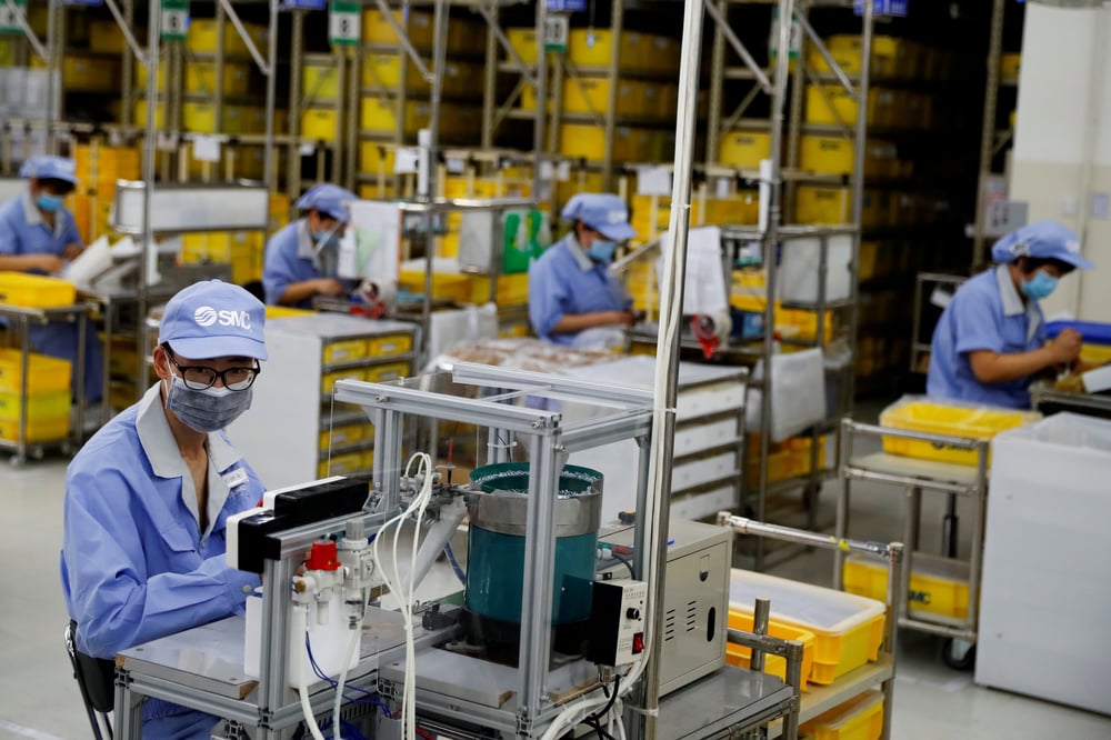 Photo d'archives des employes dans une usine du fabricant de composants smc en chine