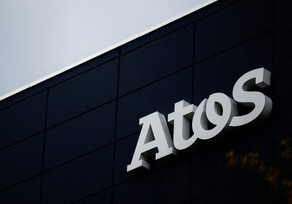 Le logo d'atos sur un batiment de l'entreprise a nantes