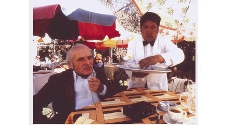 Devant Klaus Barbie, l'audio cassettes qui a servi à Gerd Heidemann pour enregistrer 14 heures d’interview durant lesquels le « boucher de Lyon » raconte ses faits de guerre.
