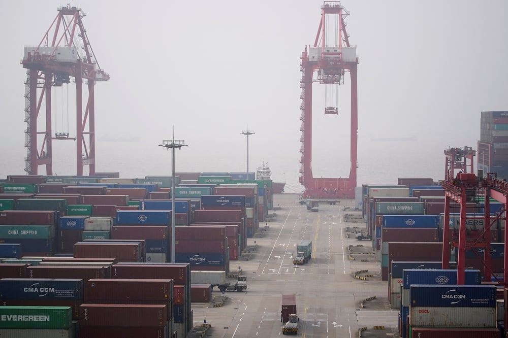 Conteneurs au port en eau profonde de yangshan a shanghai