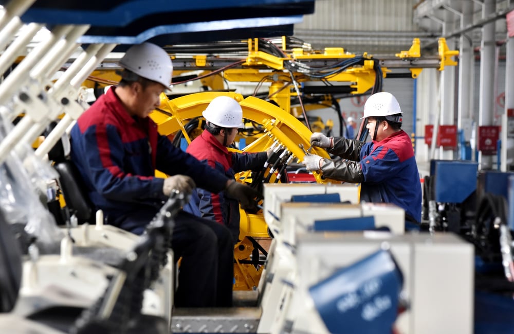 Des employes sur une ligne de production de machines de forage dans une usine a zhangjiakou