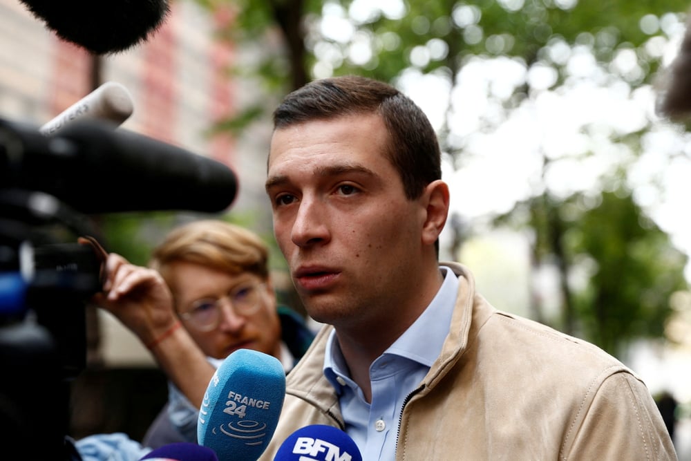 Jordan bardella s'adresse aux medias apres la defaite de marine le pen au second tour de l'election presidentielle francaise