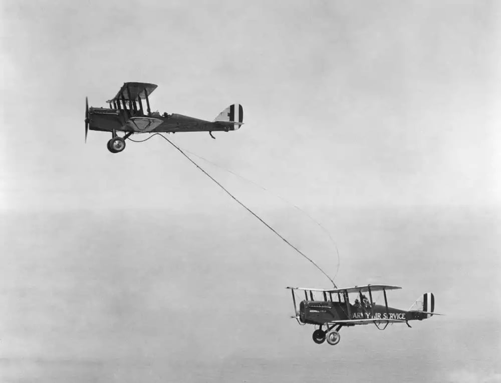 Deux DH-4B de l'US Army Air Service effectuent le premier ravitaillement en vol de l'Histoire.