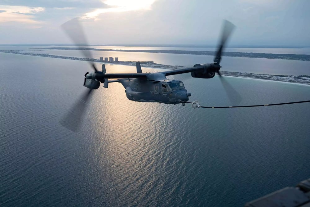 CV-22 Osprey de l'AFSOC ravitaillé par un MC-130J Commando II durant l'opération Centennial Contact.