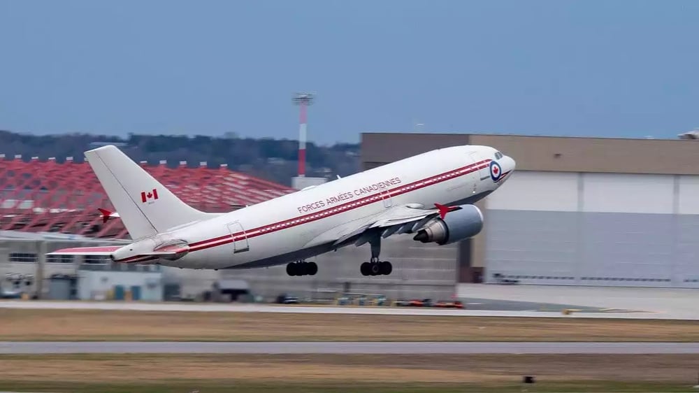 Avion de transport CC-150 Polaris canadien au décollage.