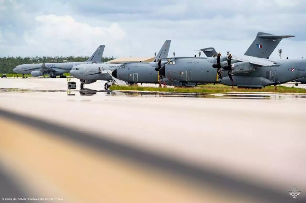 Avions de transport A400M et A330 MRTT français sur la base aérienne d'Andersen.