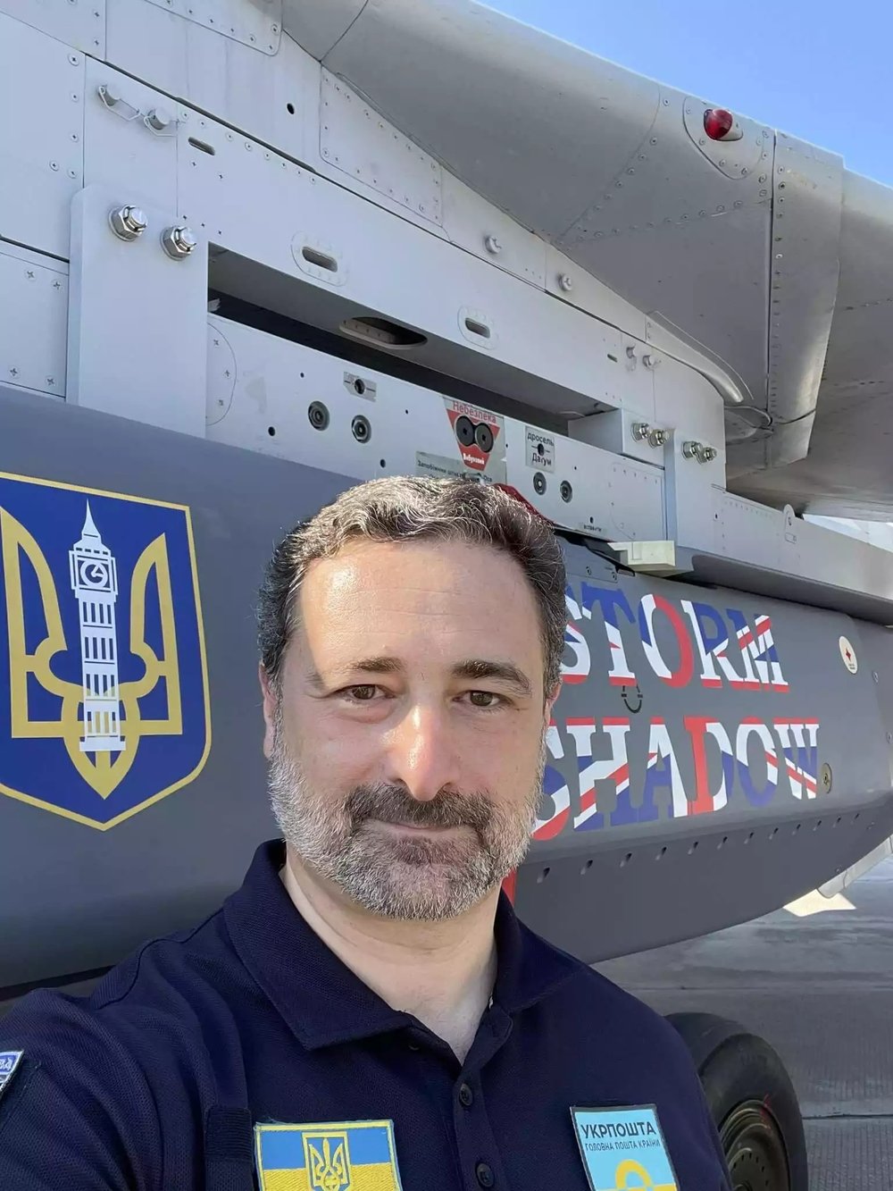 Storm Shadow présenté sous l'aile gauche (babord) d'un Su-24 ukrainien pour l'anniversaire des Forces aériennes ukrainiennes (6 août 2023).