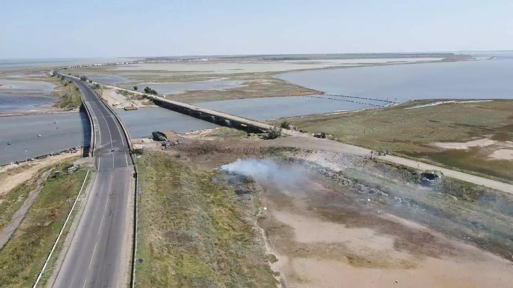 Le pont routier de Tchonhar, tout juste réparé, a subi une nouvelle attaque de missiles SCALP-EG ou Storm Shadow. L'ancien pont (à droite) ne semble pas avoir été réparé depuis la frappe de juin dernier.