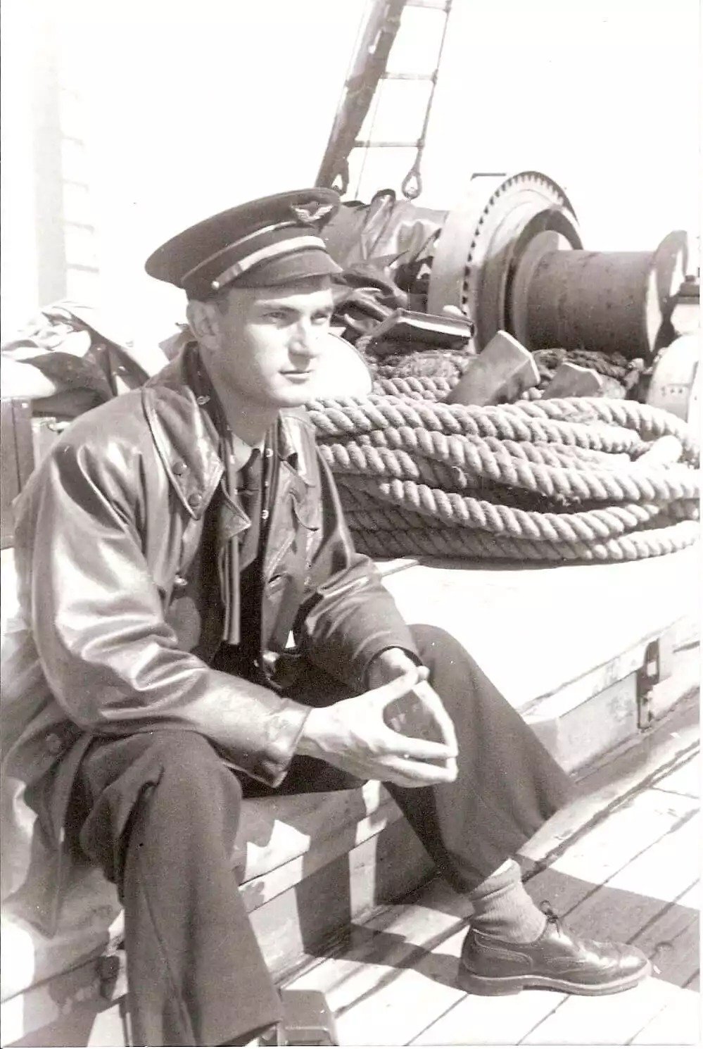 René Mouchotte à bord du Président Houduce au début du mois de juillet 1940, entre Gibraltar et l'Angleterre.