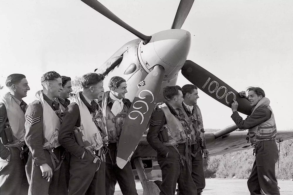 ... 999 et enfin 1.000 pour le Wing de Biggin Hill ! Jack Charles marquant les deux victoires du Wing sur un Sptifire devant les pilotes du Squadron 611.