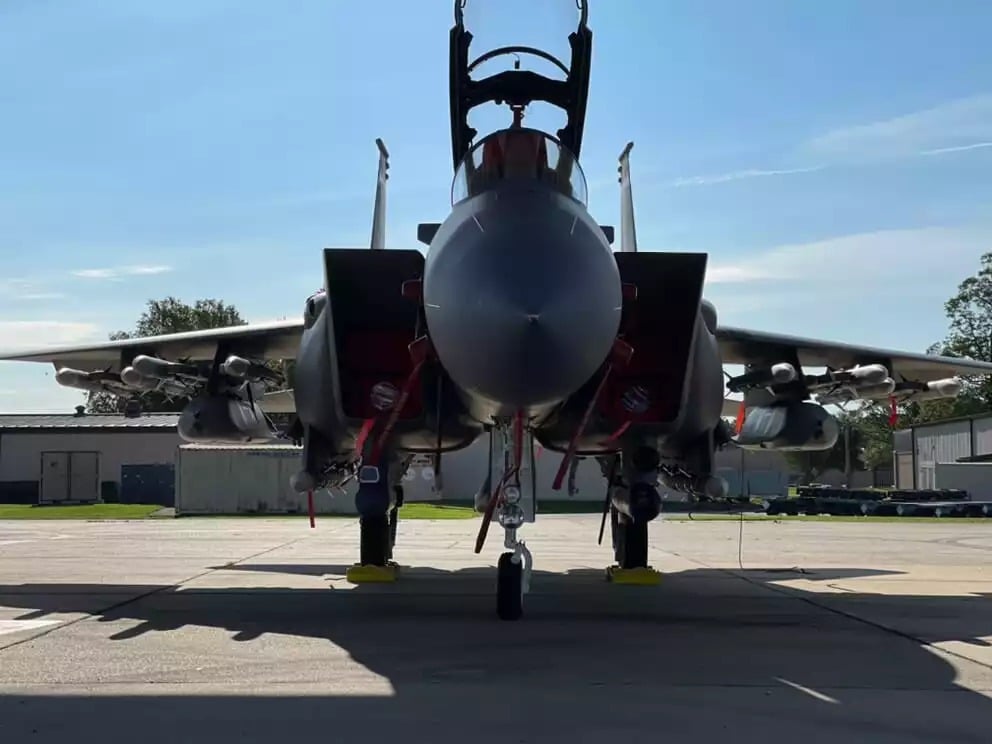 F-15EX Eagle II équipé d'un pod Sniper, deux missiles air-sol JASSM et douze missiles air-air AIM-120 AMRAAM.