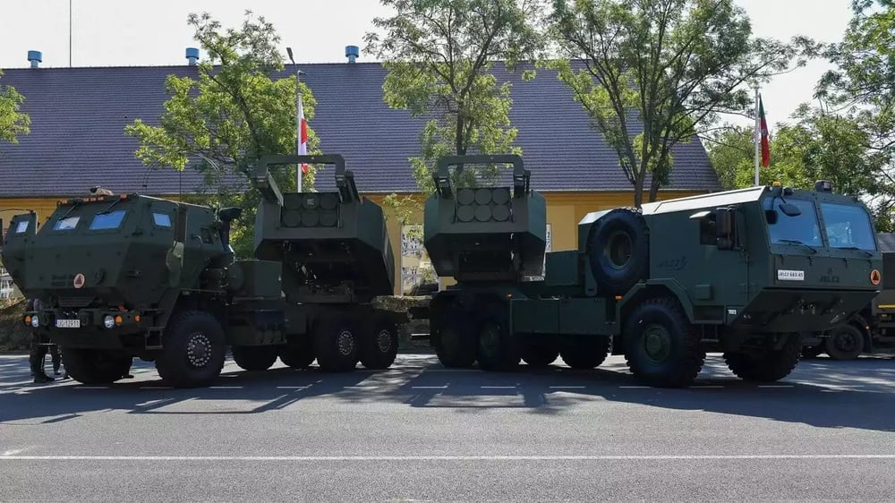 Lance-roquettes multiples HIMARS (à gauche) et HOMAR-A polonais (à droite).