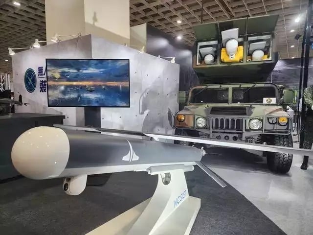 Munition rôdeuse Type II et le véhicule de lancement.