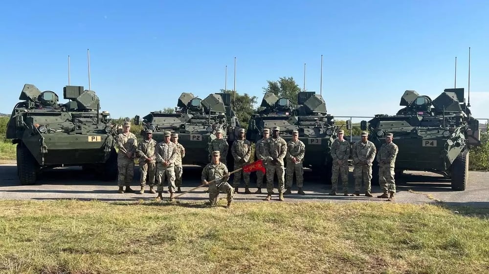 La toute première batterie antiaérienne à énergie dirigée de l'US Army, avec ses quatre véhicules DE M-SHORAD Guardian.