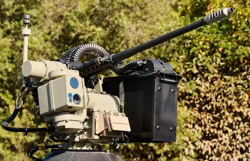 Le système anti-drones Slinger, avec (de g. à dr.) son capteur de vent, ses capteurs électro-optiques, le canon de 30 mm, le radar et le rack de munitions.