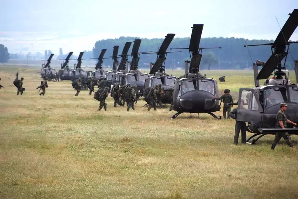 Près de 11 hélicoptères UH-1H grecs lors de grandes manoeuvres.