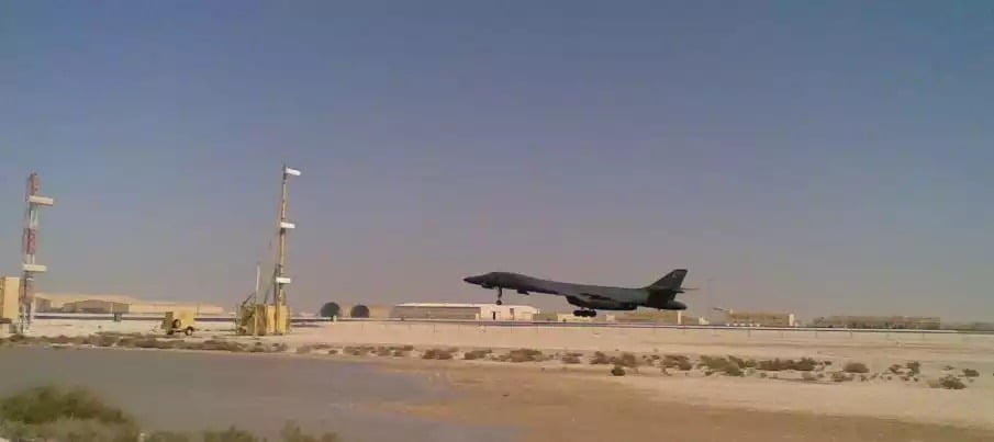 Antenne d'alignement de descente (camouflage désertique) d'un D-ILS de l'USAF.