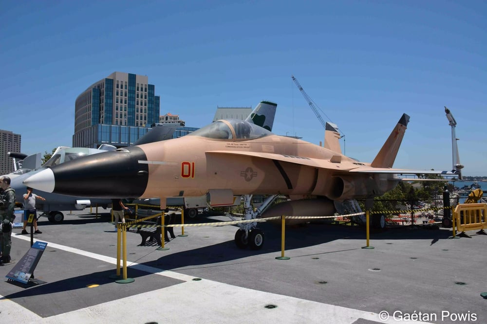 F-18C Hornet de l'US Navy (VFC-13) sur le pont du porte-avions musée USS Midway.
