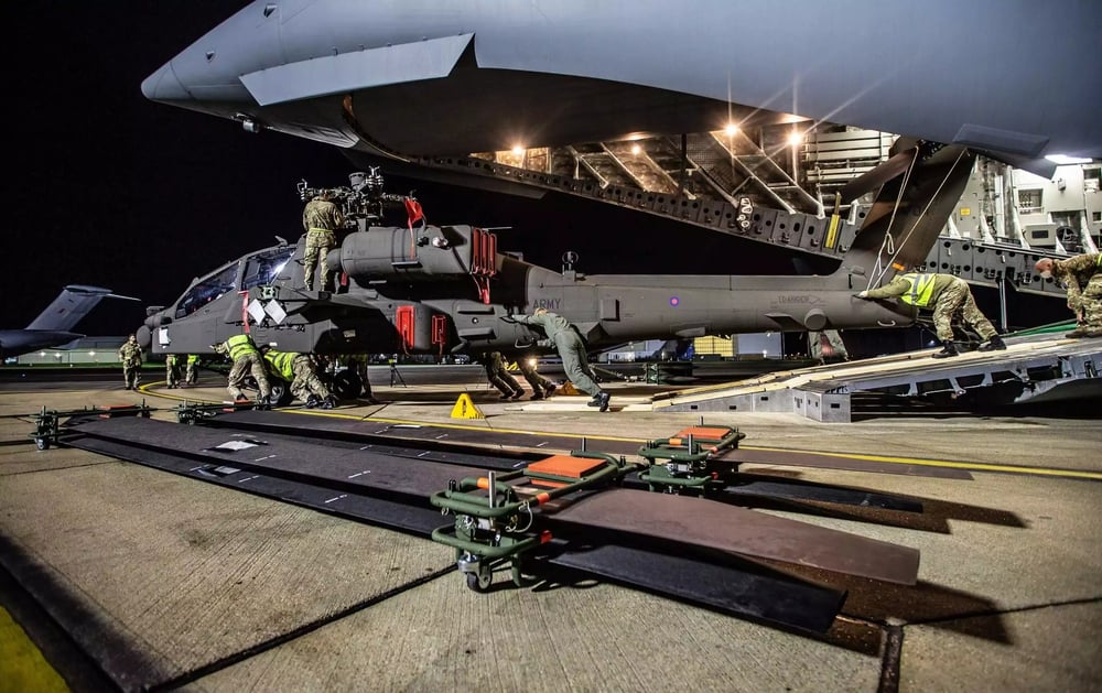 Déchargement du premier hélicoptère de combat AH-64E du AAC sur le sol anglais, après un vol transatlantique dans un C-17 Globemaster III de la RAF.